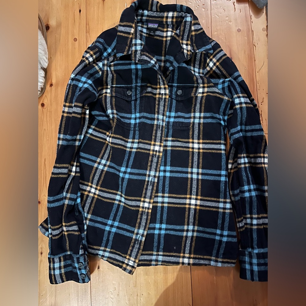 Woman’s Patagonia organic cotton button down flannel